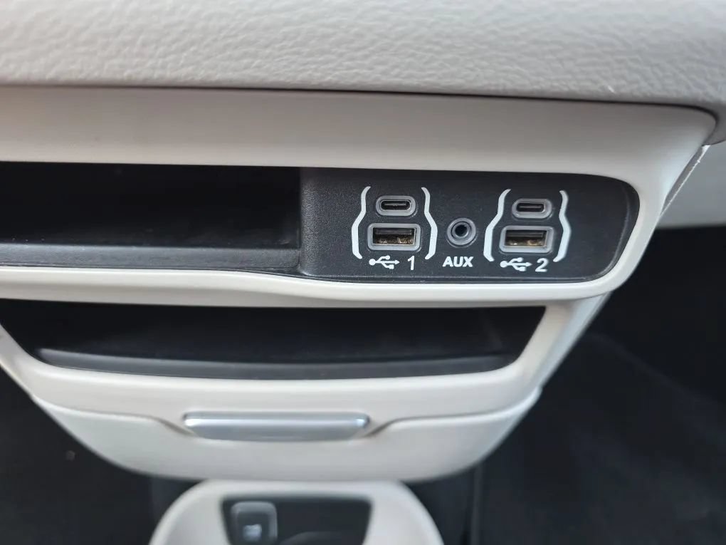 Used 2023 Chrysler Pacifica Touring-L FWD image 33