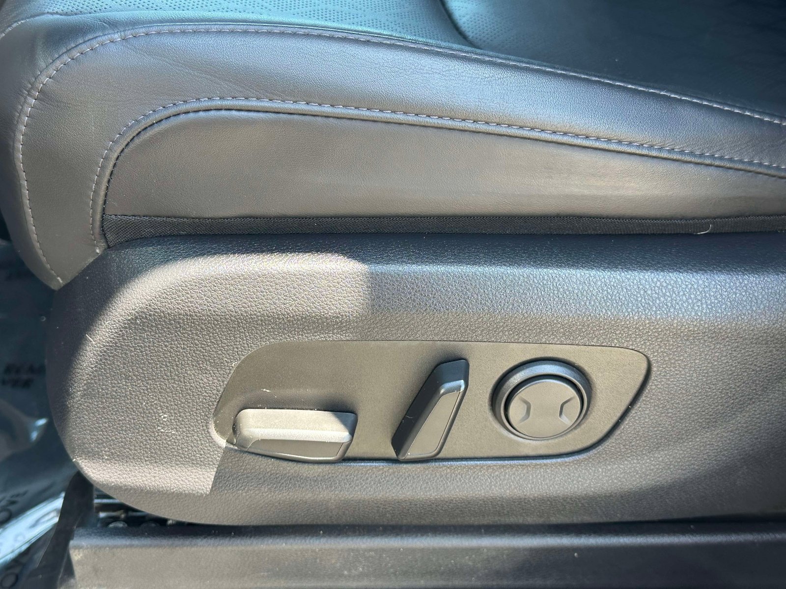 Used 2024 Kia Carnival EX FWD image 16