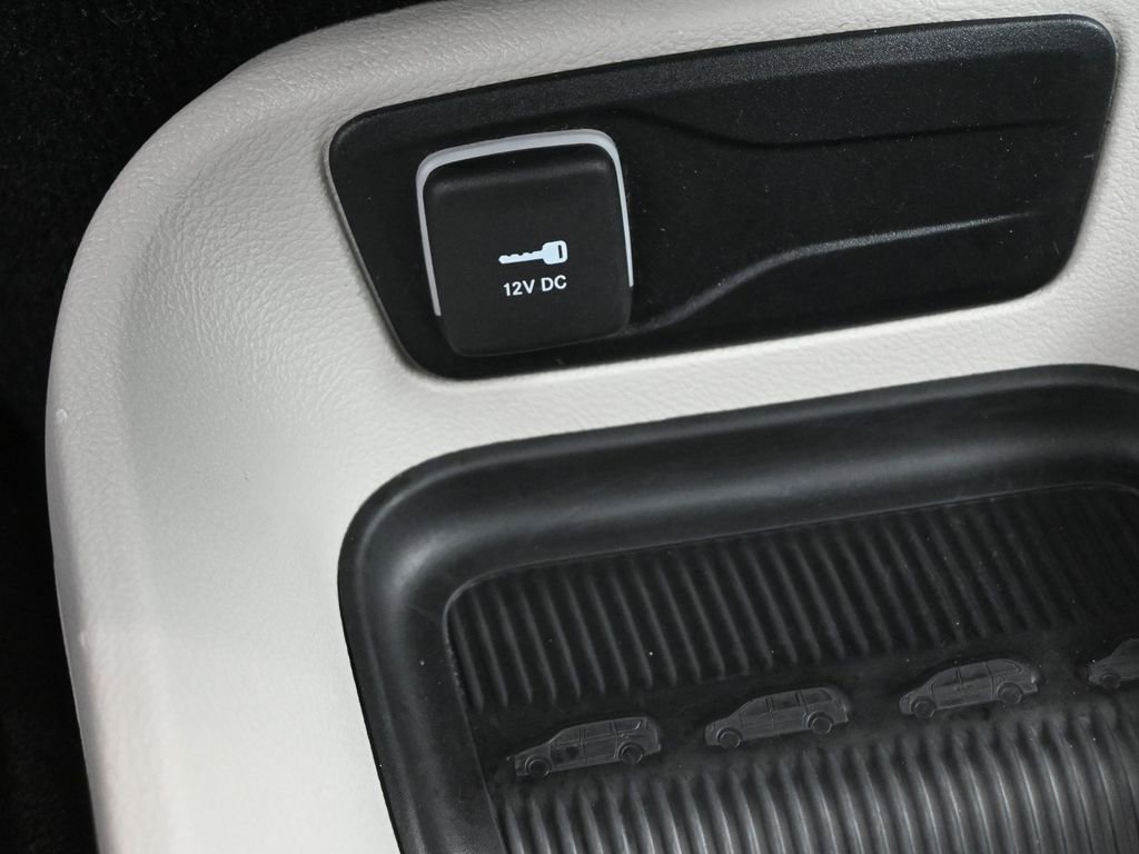 Used 2023 Chrysler Pacifica Touring-L image 4