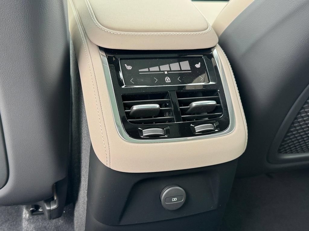 New 2026 Volvo XC90 T8 Plus w/ Protection Package Premier AWD/4WD image 11