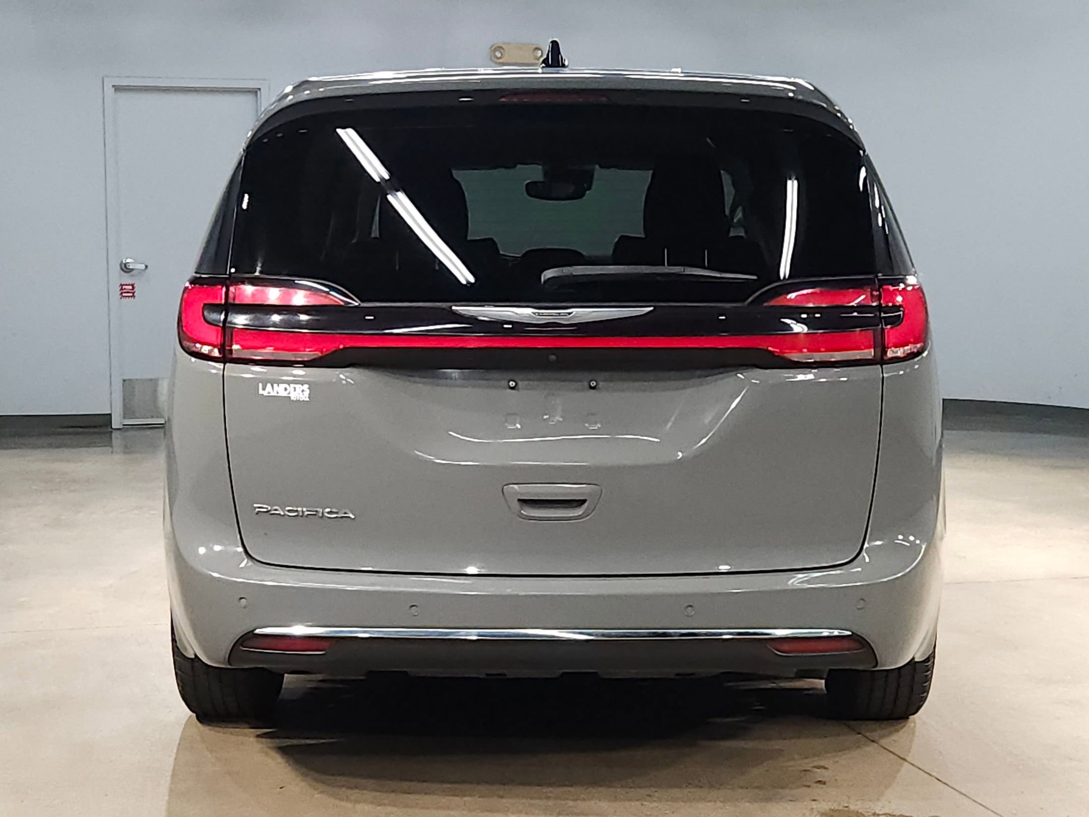 Used 2023 Chrysler Pacifica Touring-L FWD image 6