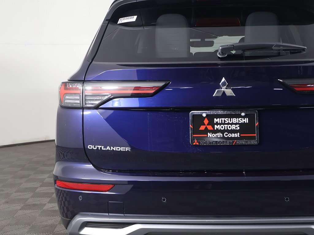 New 2025 Mitsubishi Outlander SE image 17