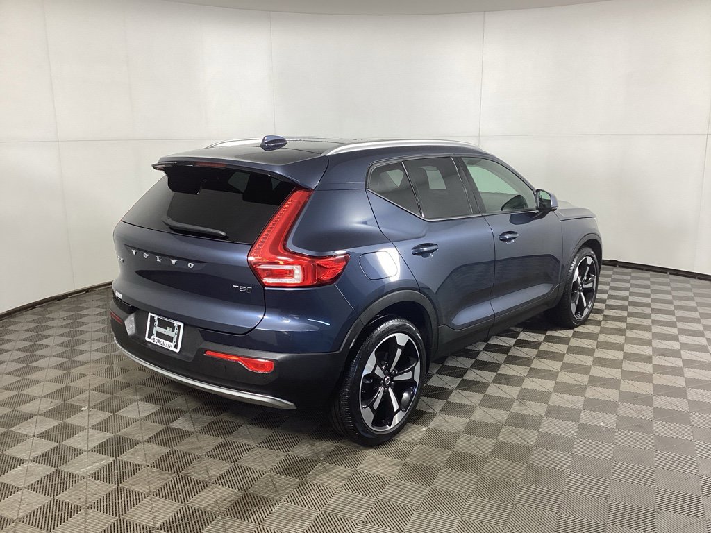 Used 2021 Volvo XC40 T5 Momentum w/ Premium Package image 2