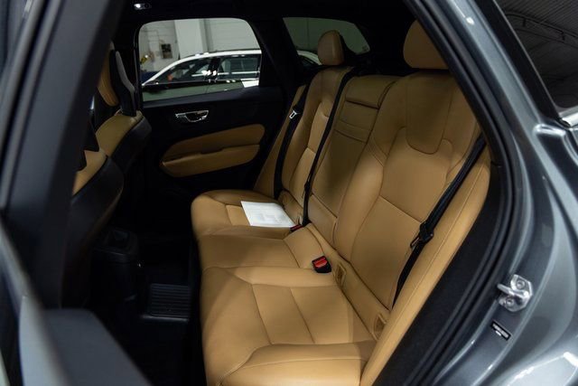 Used 2018 Volvo XC60 T8 Momentum image 23