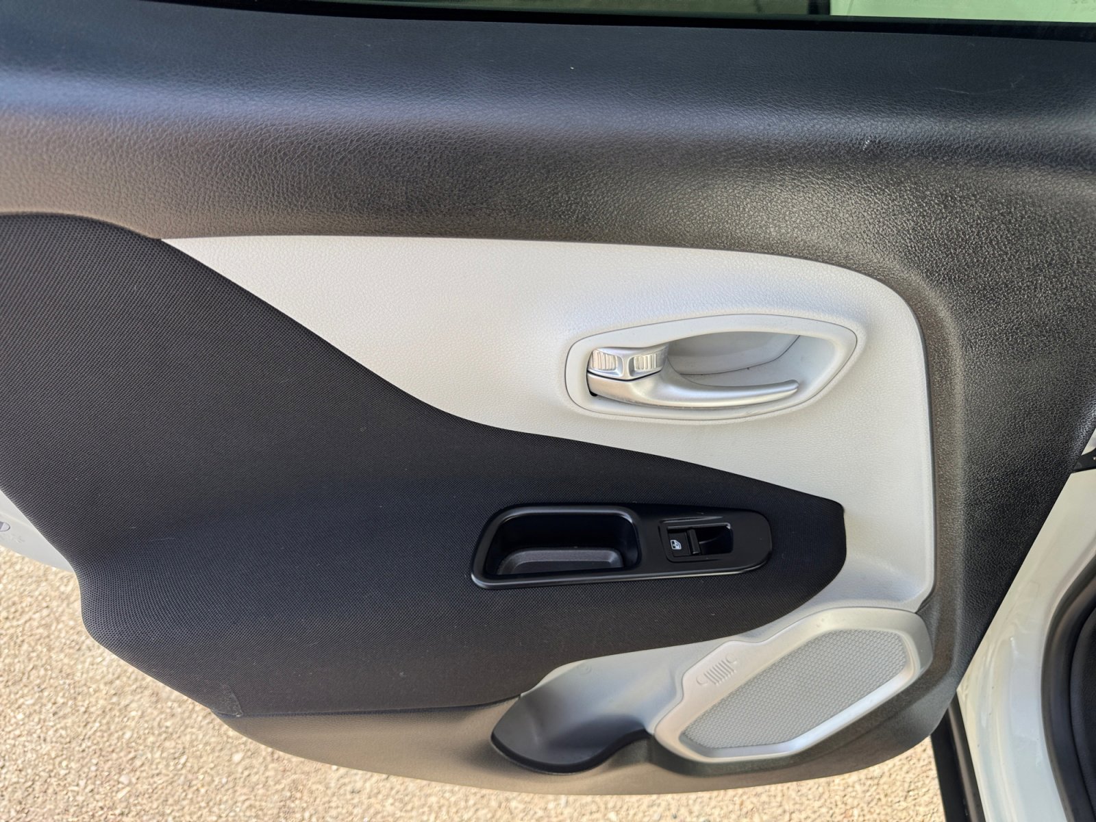 Used 2018 Jeep Renegade Latitude FWD image 24