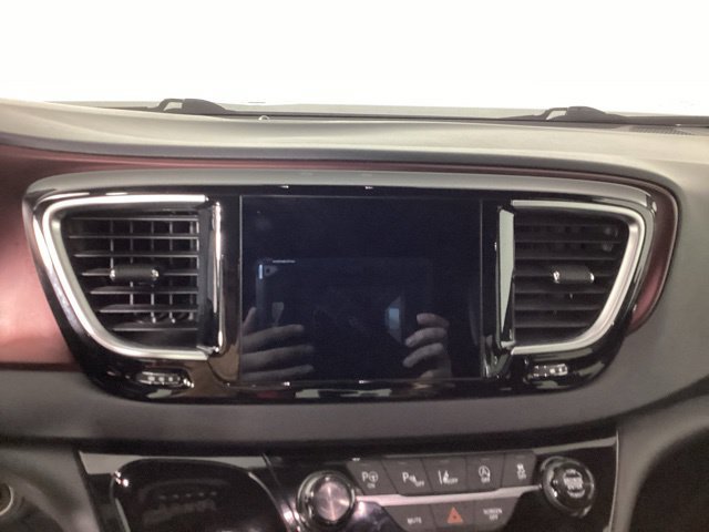 Used 2019 Chrysler Pacifica Touring-L FWD image 18