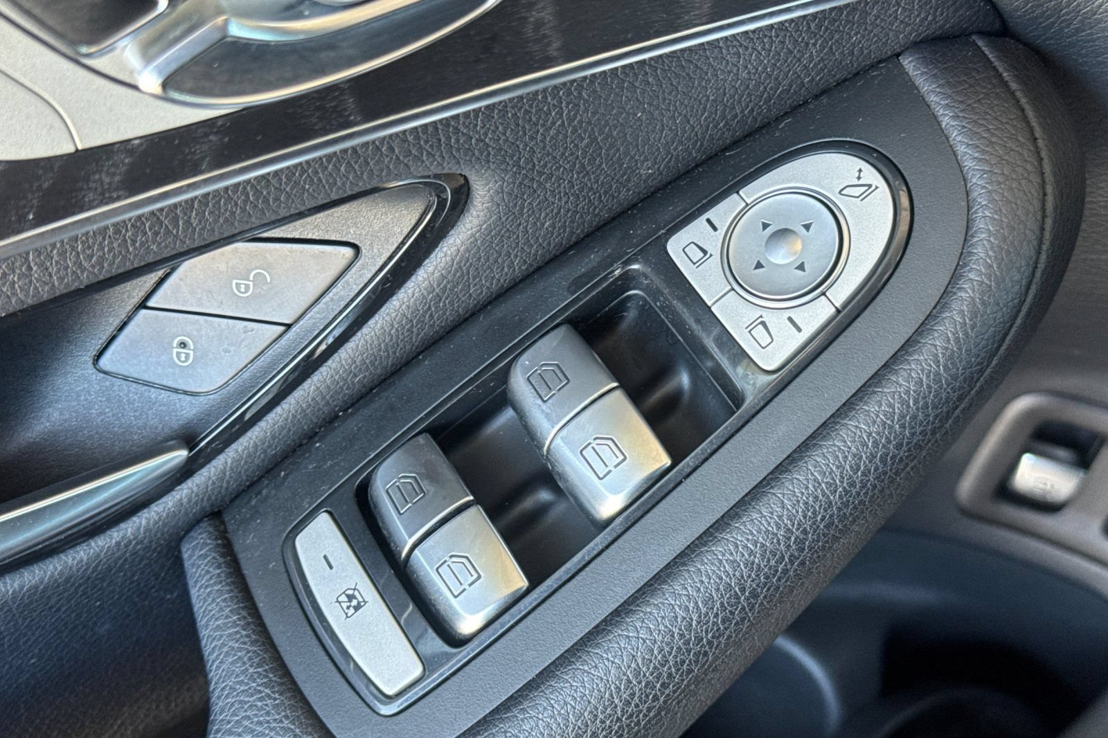 Used 2018 Mercedes-Benz GLC 350e 4MATIC image 13