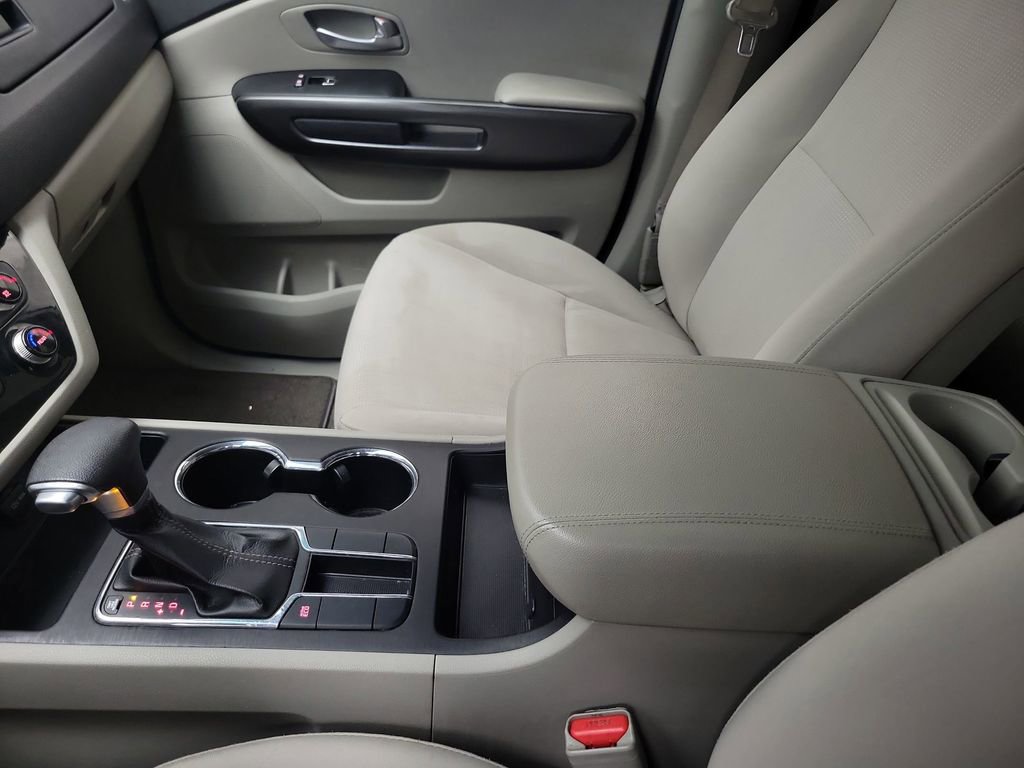 Used 2019 Kia Sedona LX image 28
