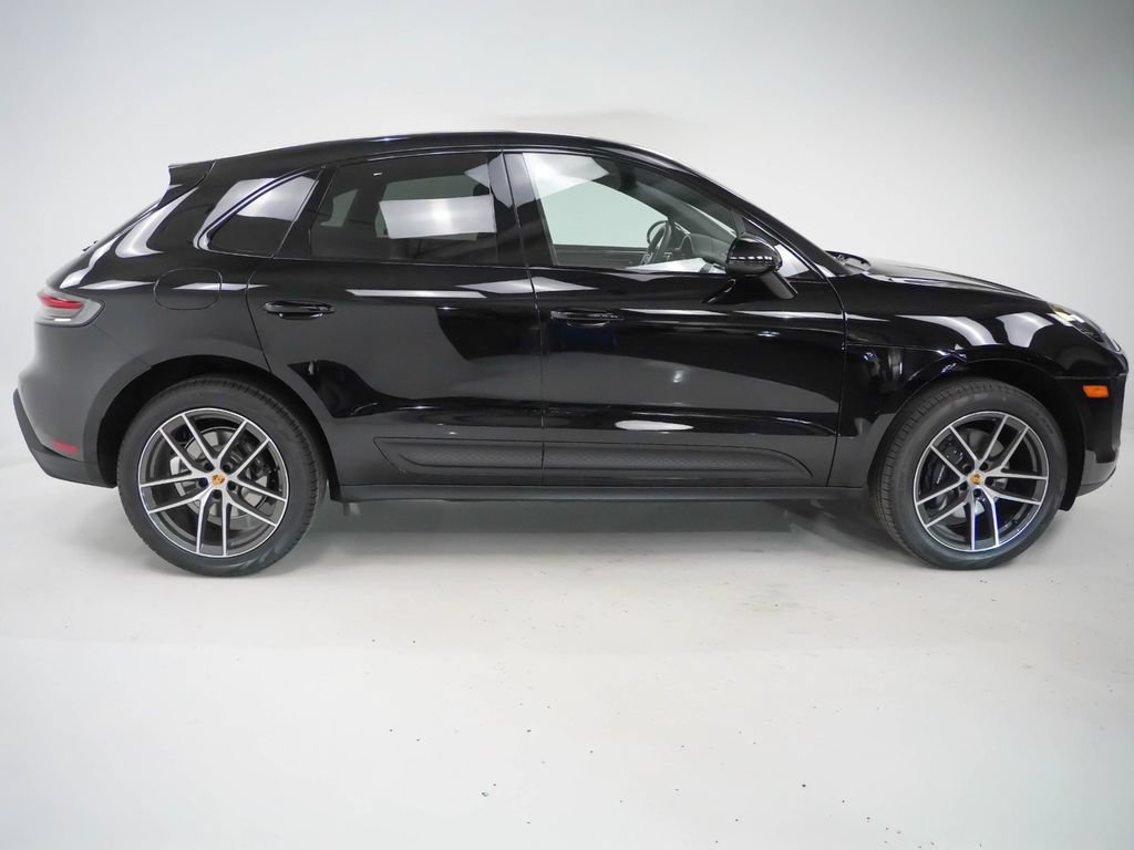 Certified 2026 Porsche Macan AWD/4WD image 9