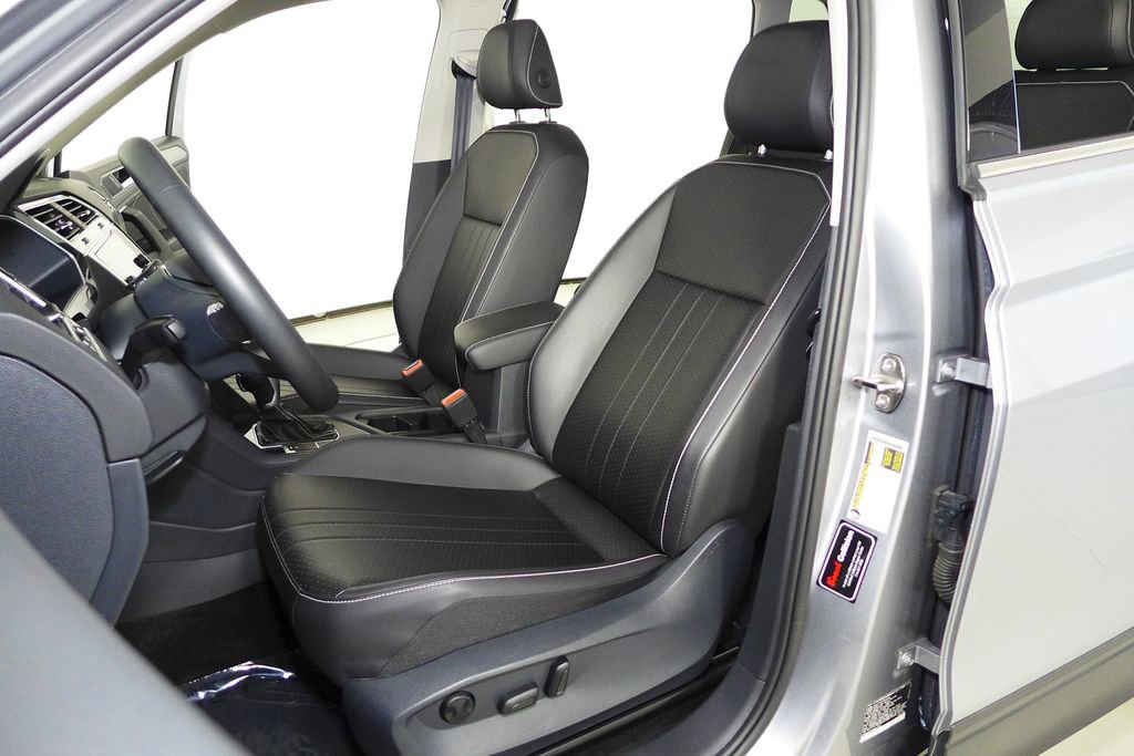 Used 2024 Volkswagen Tiguan SE w/ Panoramic Sunroof Package image 22