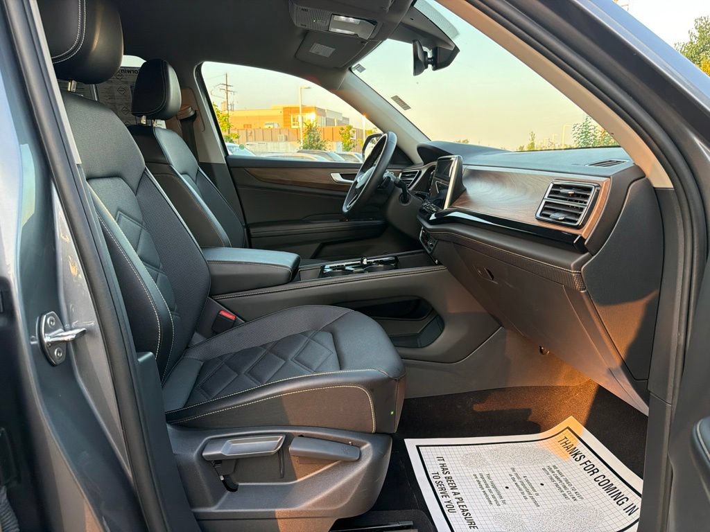 Used 2025 Volkswagen Atlas SE AWD/4WD image 12