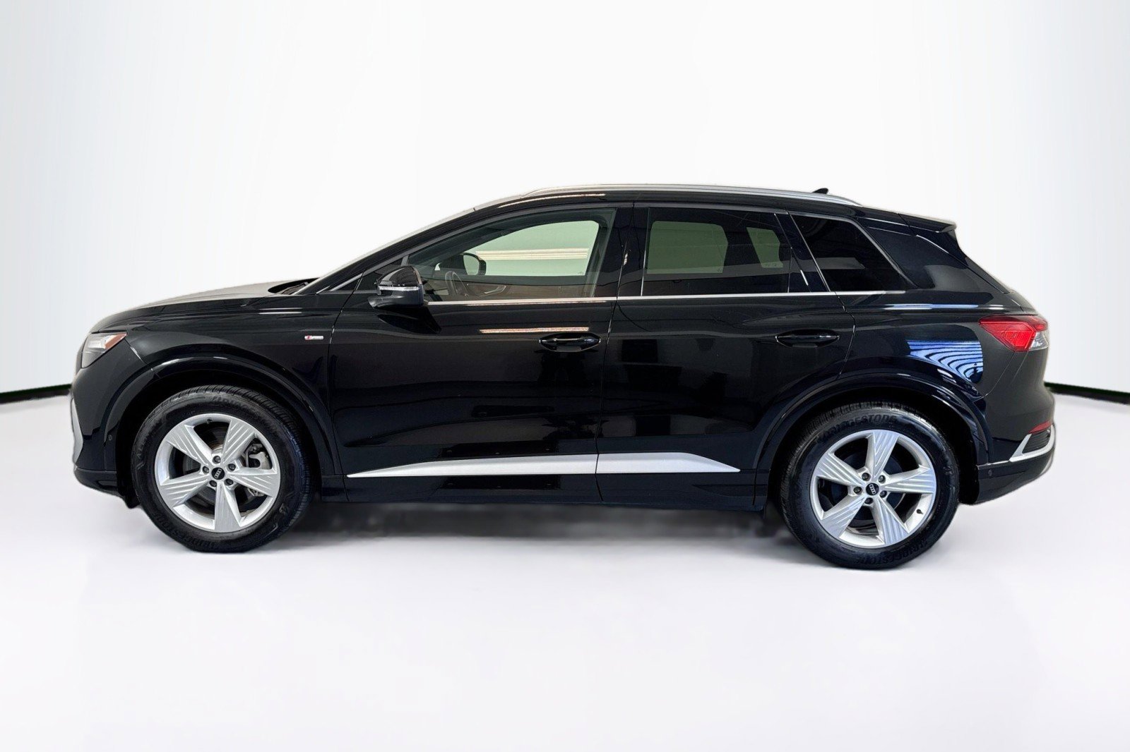 Used 2024 Audi Q4 e-tron Premium Plus image 8