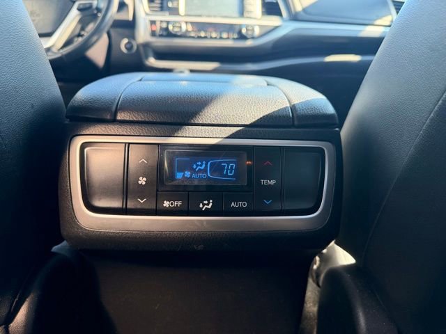 Used 2018 Toyota Highlander SE image 25
