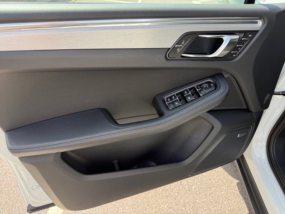 Certified 2026 Porsche Macan AWD/4WD image 21
