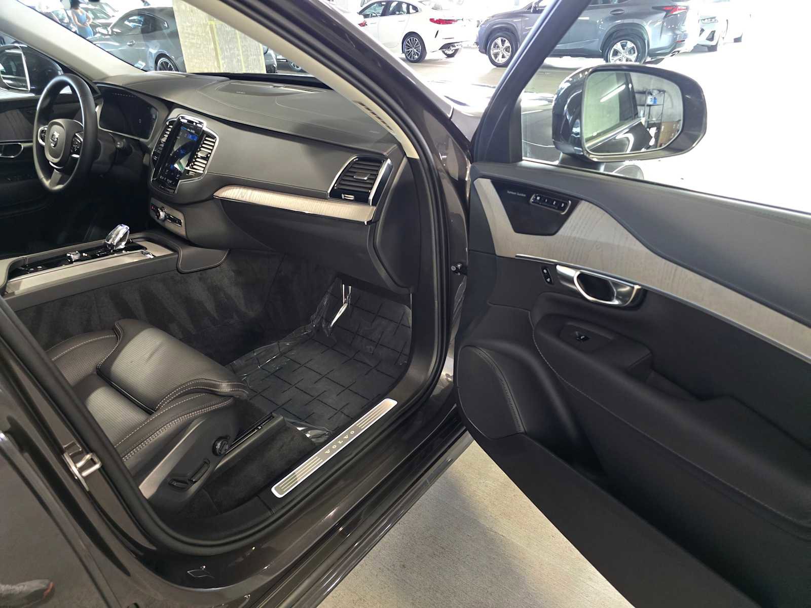 Used 2025 Volvo XC90 B6 Ultra w/ Protection Package Premier image 29