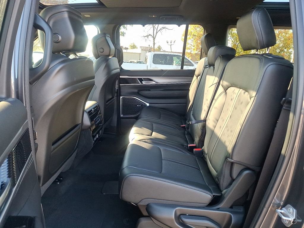 New 2025 Jeep Wagoneer L Series II w/ Convenience Group I image 9