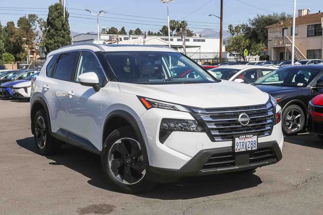 Used 2025 Nissan Rogue SV w/ SV Premium Package image 2