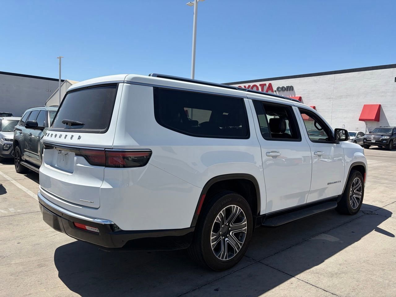 Used 2024 Jeep Wagoneer L Series II RWD image 2