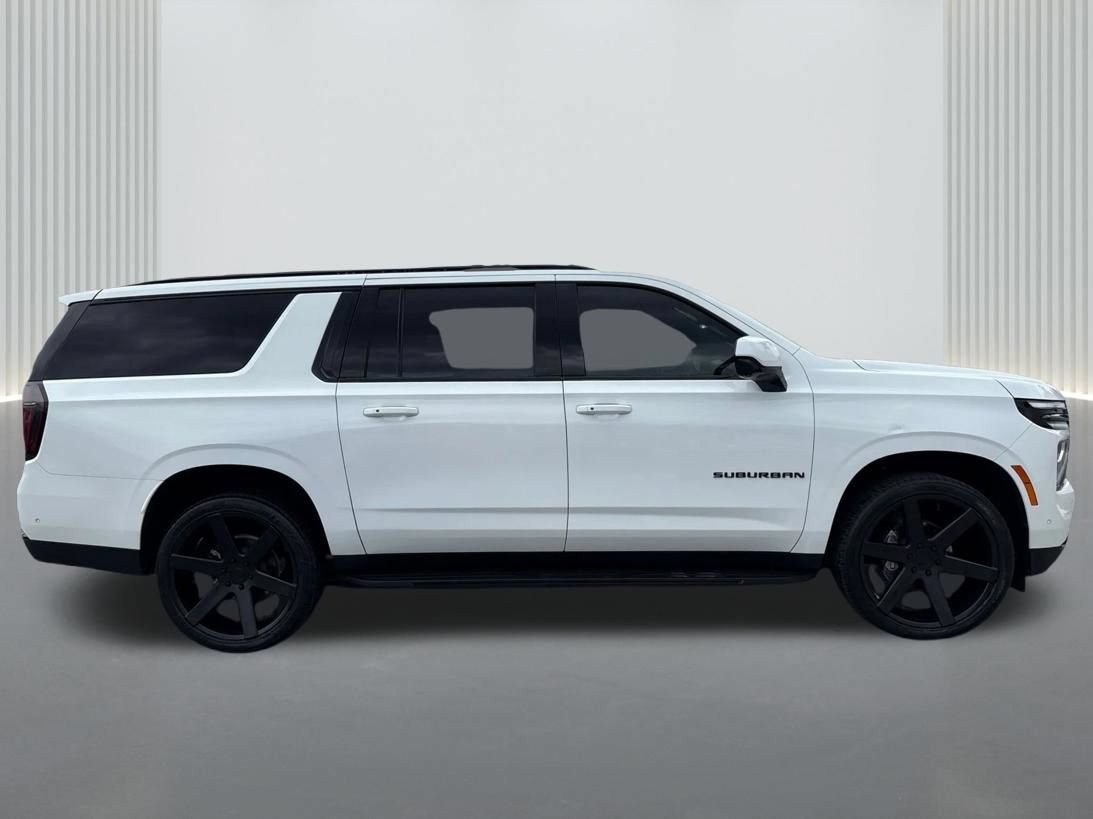 Used 2025 Chevrolet Suburban LT RWD image 4