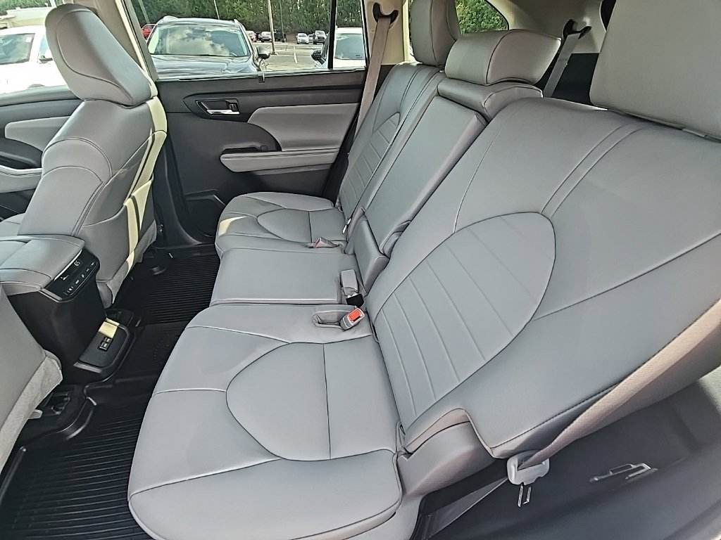 Used 2022 Toyota Highlander XLE image 13