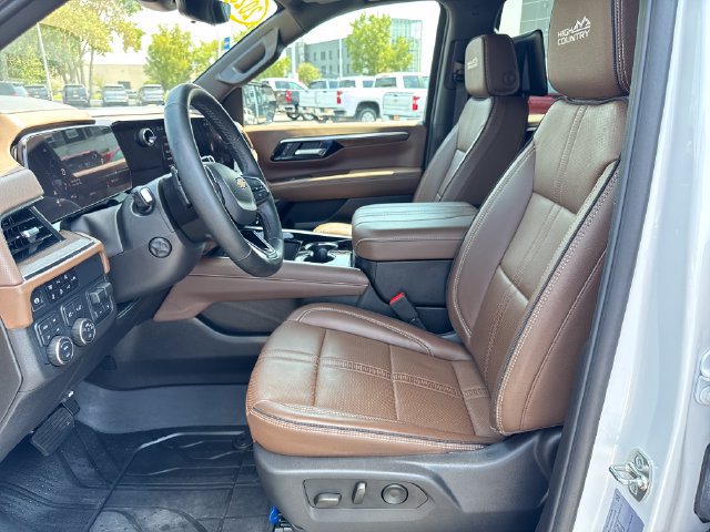 Used 2025 Chevrolet Tahoe High Country AWD/4WD image 9