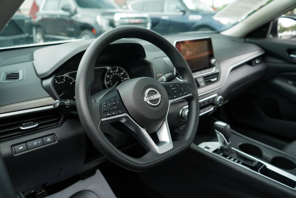 Used 2025 Nissan Altima 2.5 SV FWD image 5