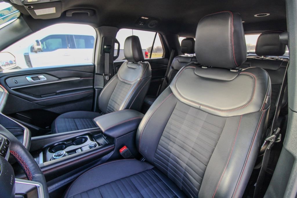 Used 2025 Ford Explorer ST-Line w/ ST-Line Street Pack image 16