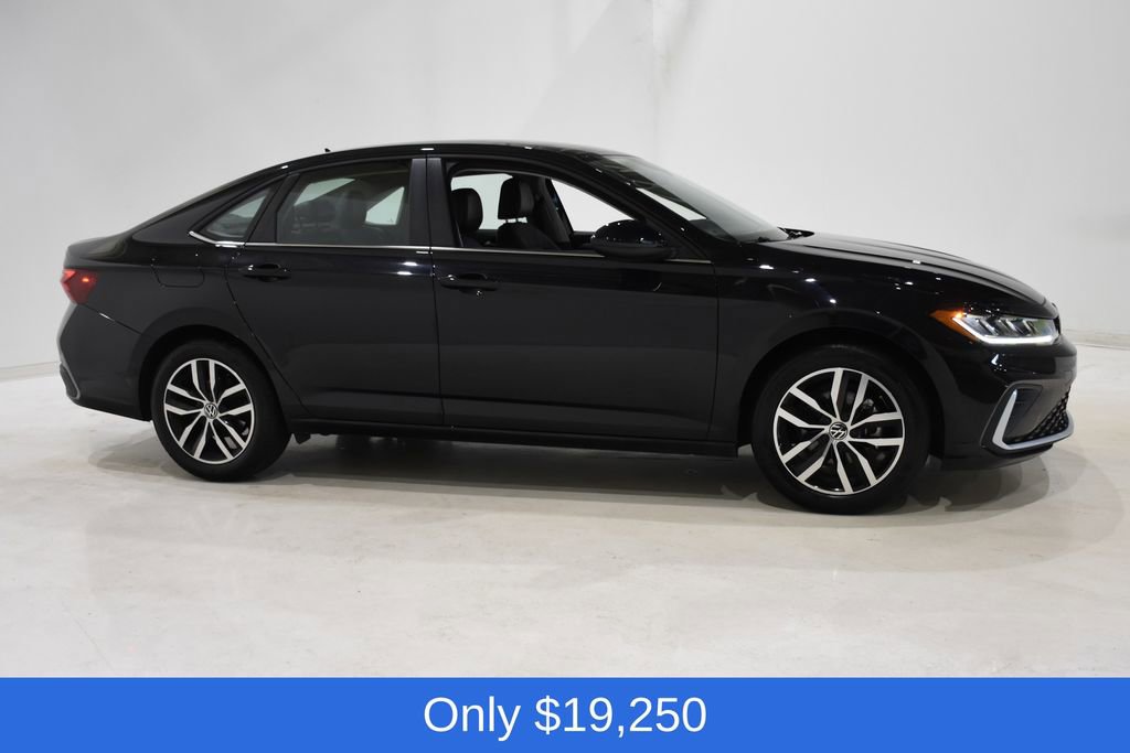 Used 2025 Volkswagen Jetta SE image 3