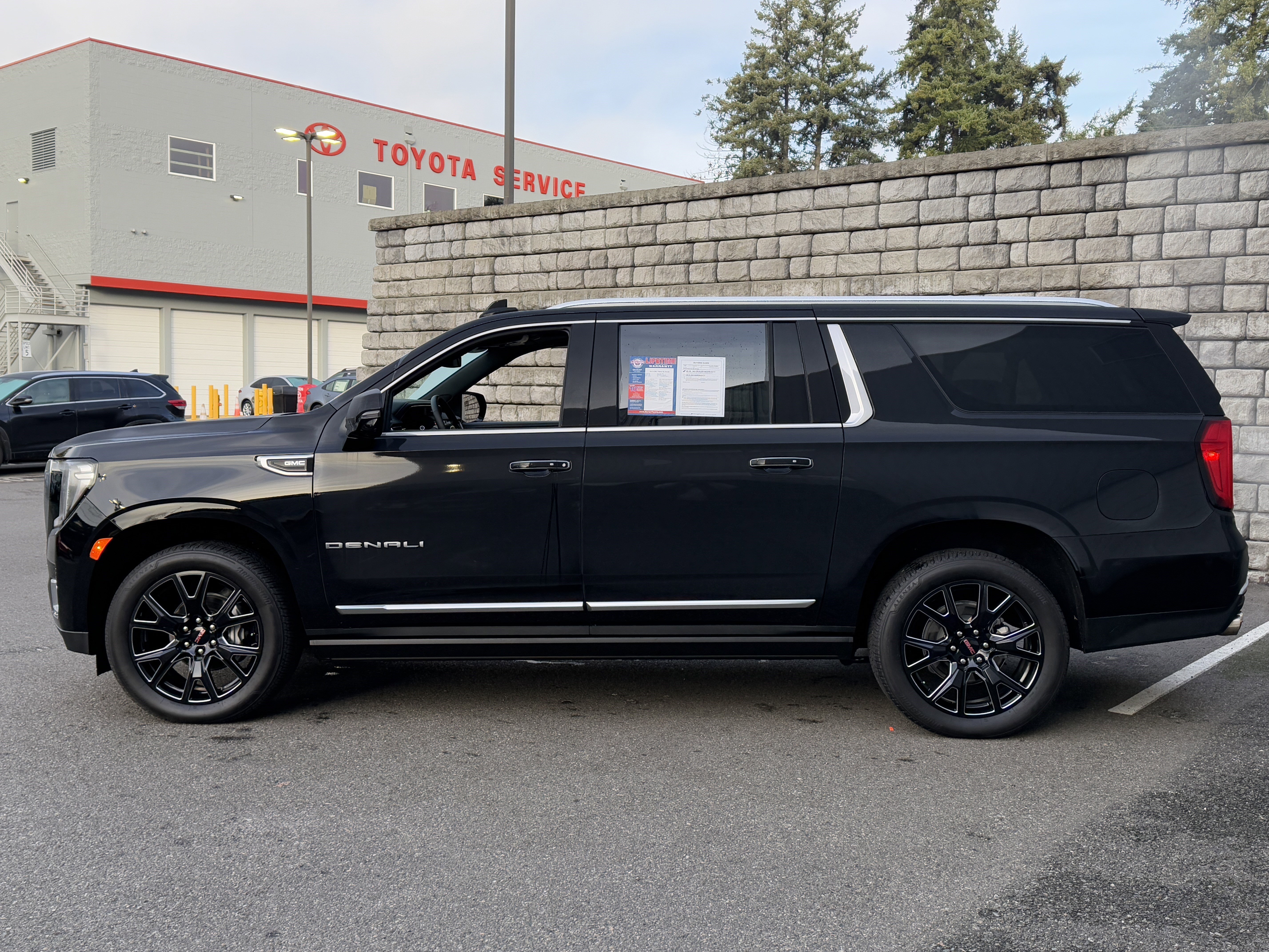 Used 2023 GMC Yukon XL Denali image 2