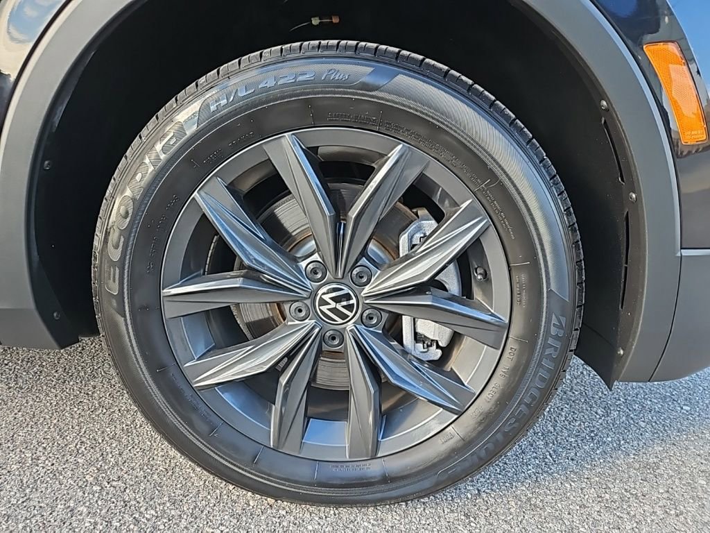 Used 2024 Volkswagen Tiguan SE image 11