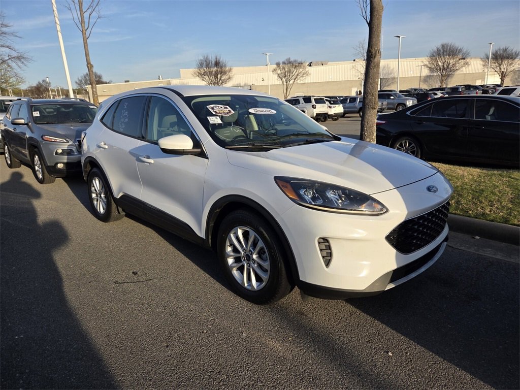 Used 2020 Ford Escape SE image 2