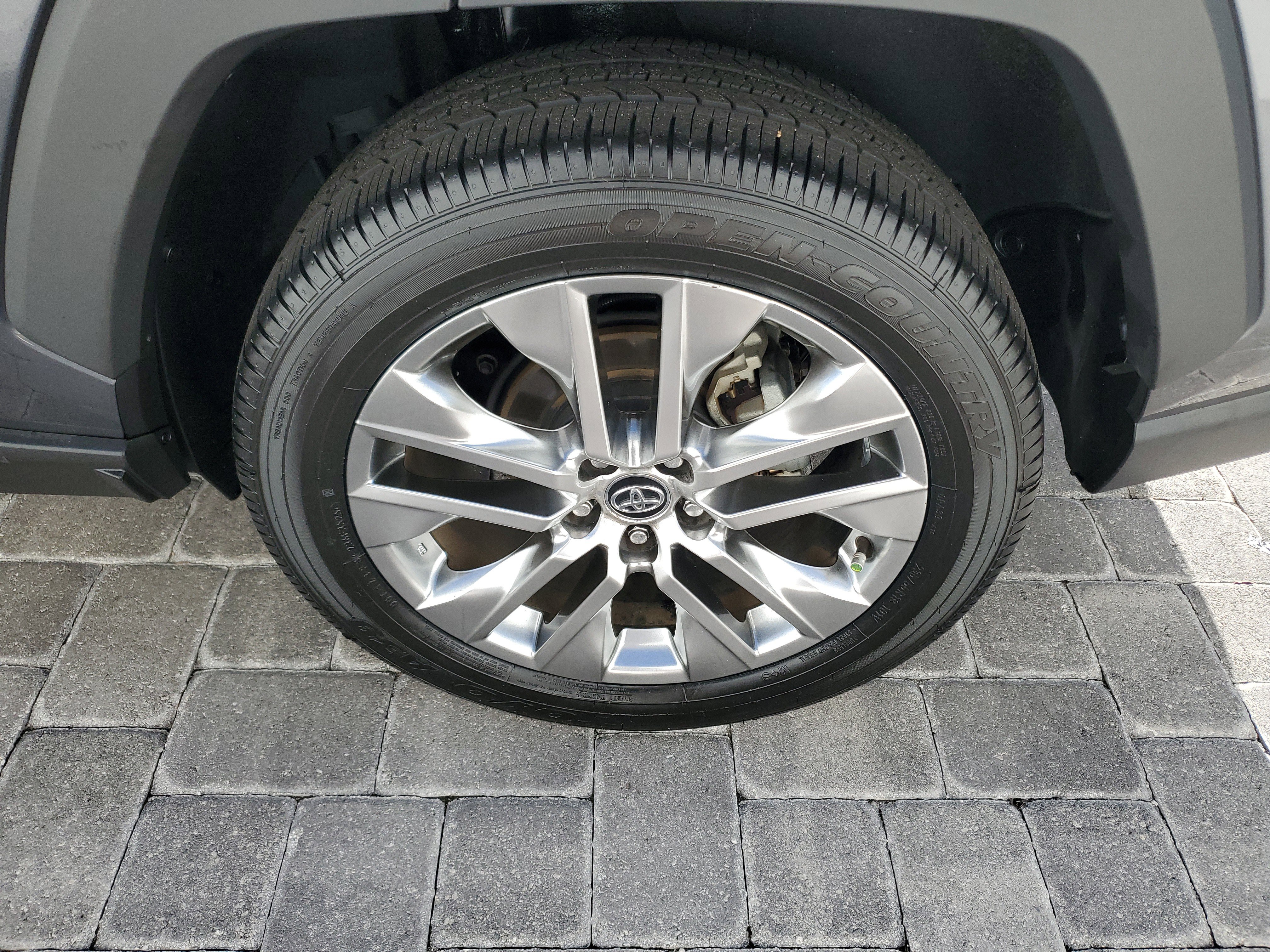 Used 2021 Toyota RAV4 XLE Premium image 6