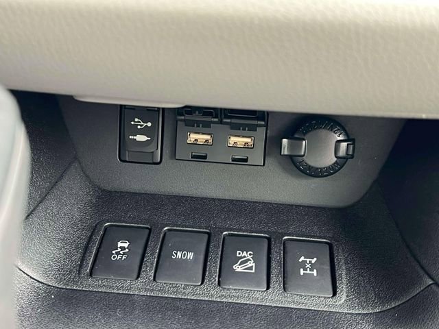 Used 2019 Toyota Highlander XLE AWD/4WD image 14