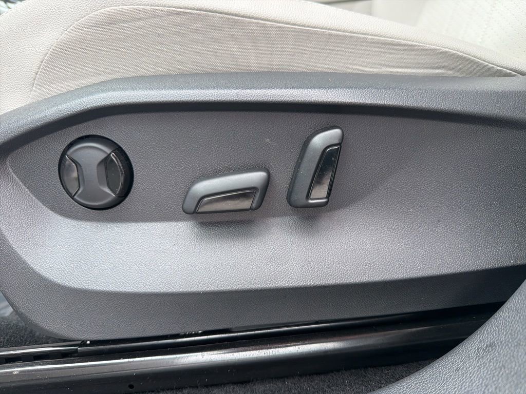 Used 2023 Volkswagen Tiguan SE w/ Panoramic Sunroof Package image 14