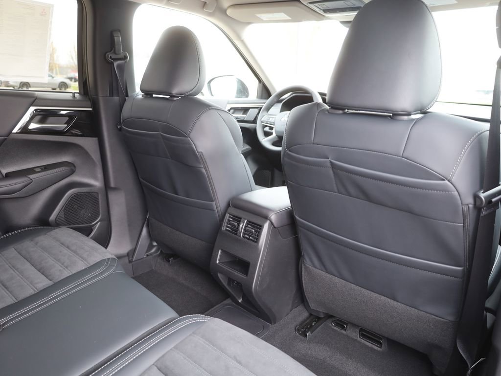 New 2025 Mitsubishi Outlander SE image 17