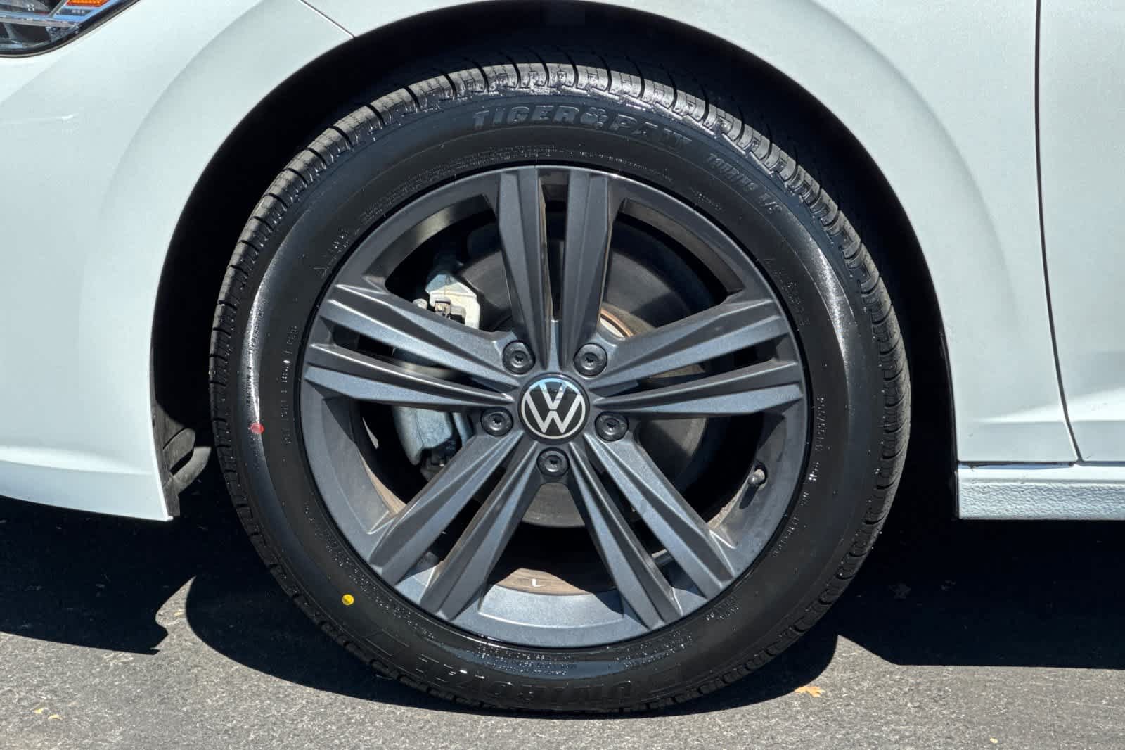 Used 2024 Volkswagen Jetta SE FWD image 25