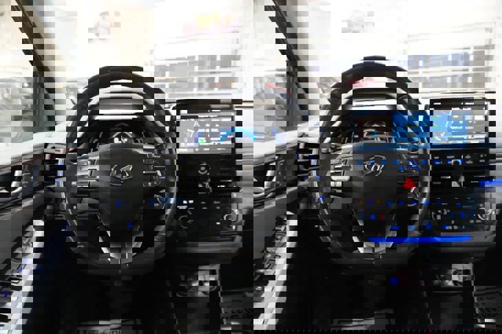 Used 2020 Hyundai Ioniq Limited image 31