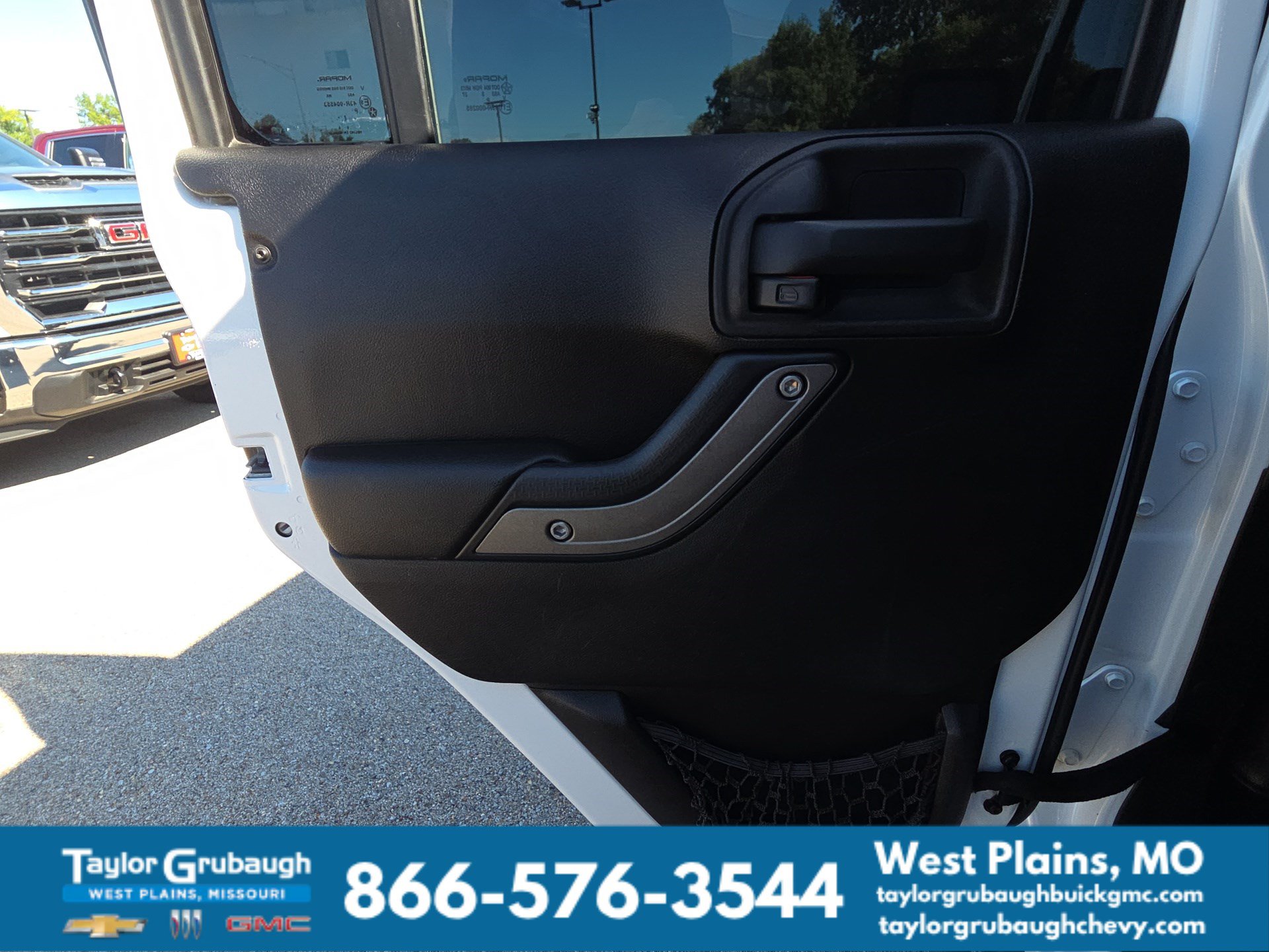 Used 2013 Jeep Wrangler Unlimited Sahara AWD/4WD image 25