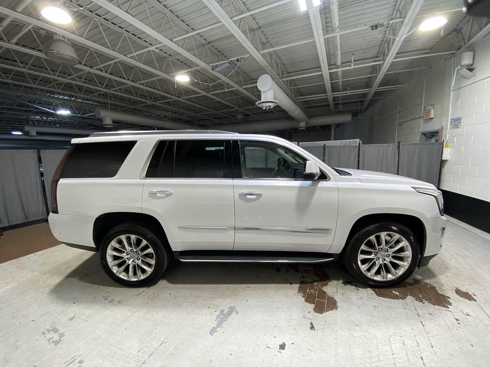 Used 2020 Cadillac Escalade Luxury AWD/4WD image 27