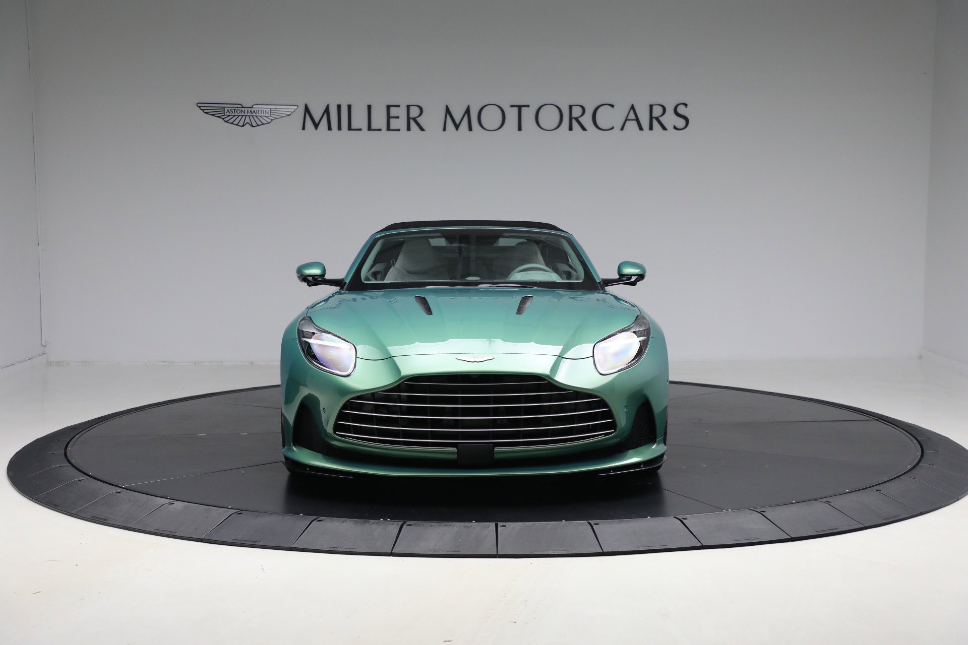 Used 2025 Aston Martin DB12 Convertible RWD image 24