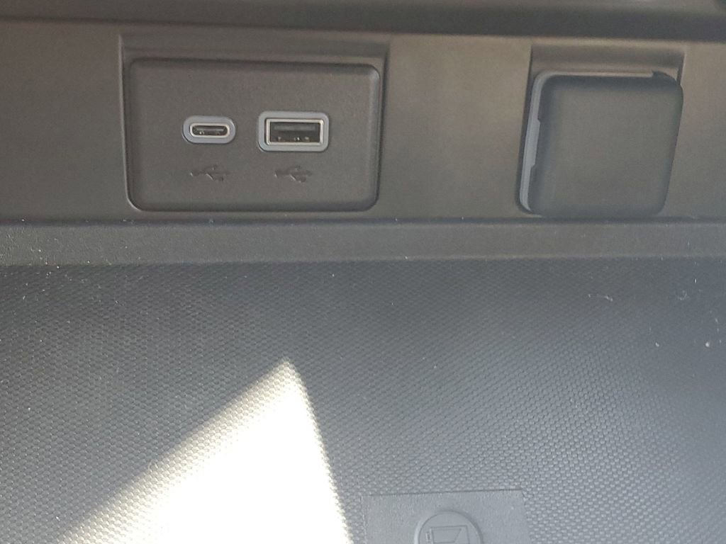 Used 2024 Chevrolet Suburban Premier image 34