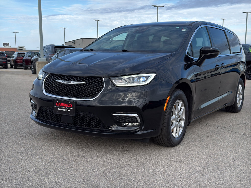 Used 2024 Chrysler Pacifica Touring-L image 2