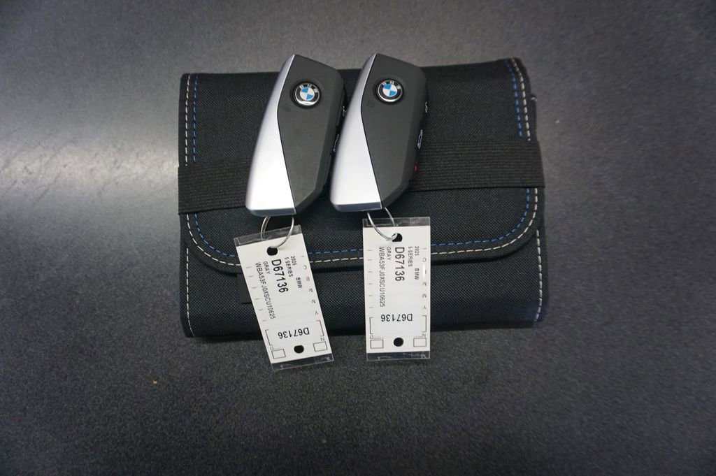 Used 2025 BMW 530i xDrive w/ Premium Package image 16