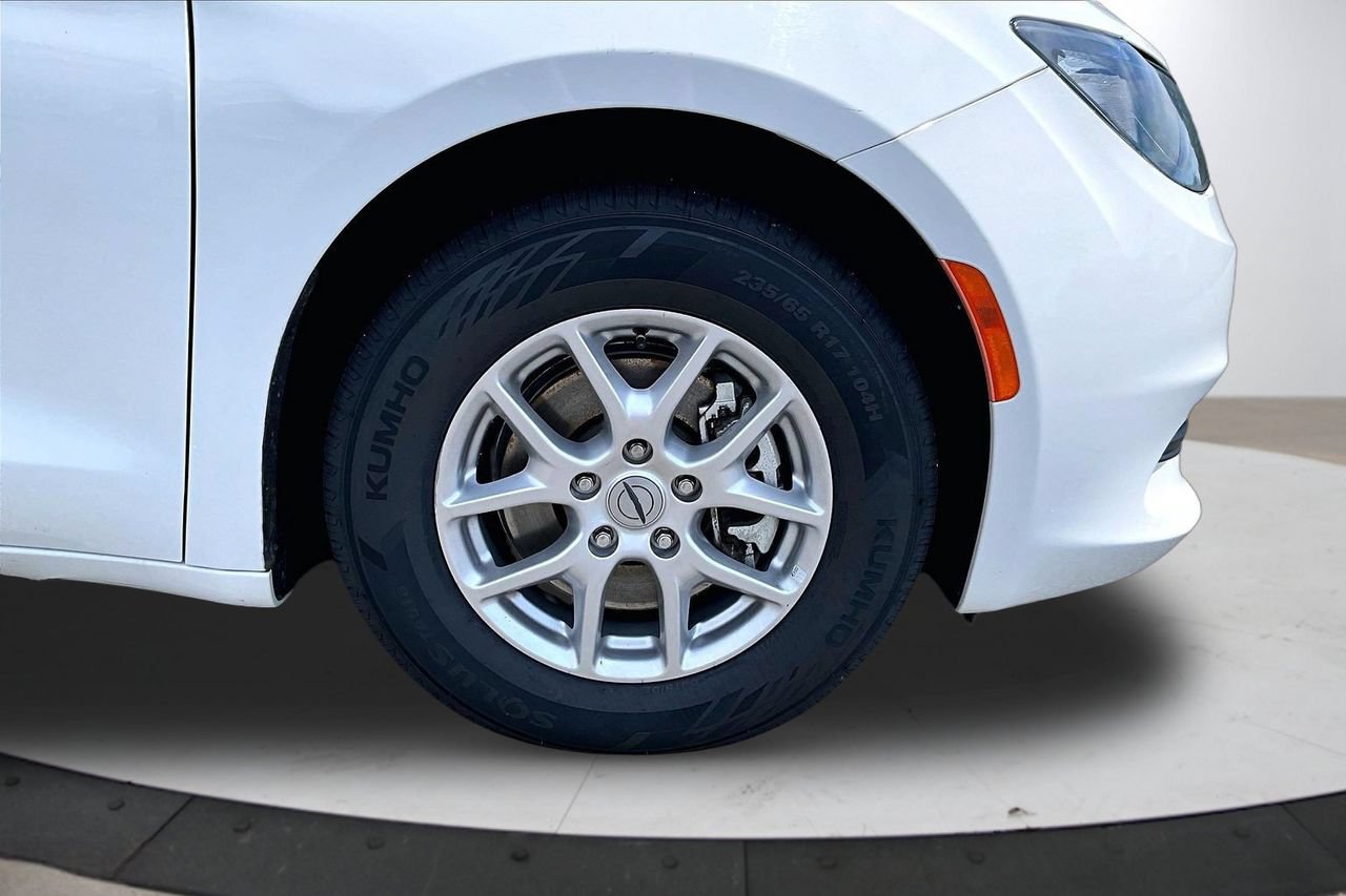 Certified 2023 Chrysler Voyager LX FWD image 32