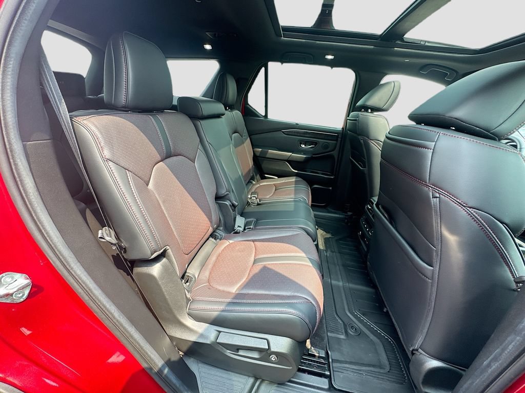 Used 2025 Honda Pilot Black Edition image 29