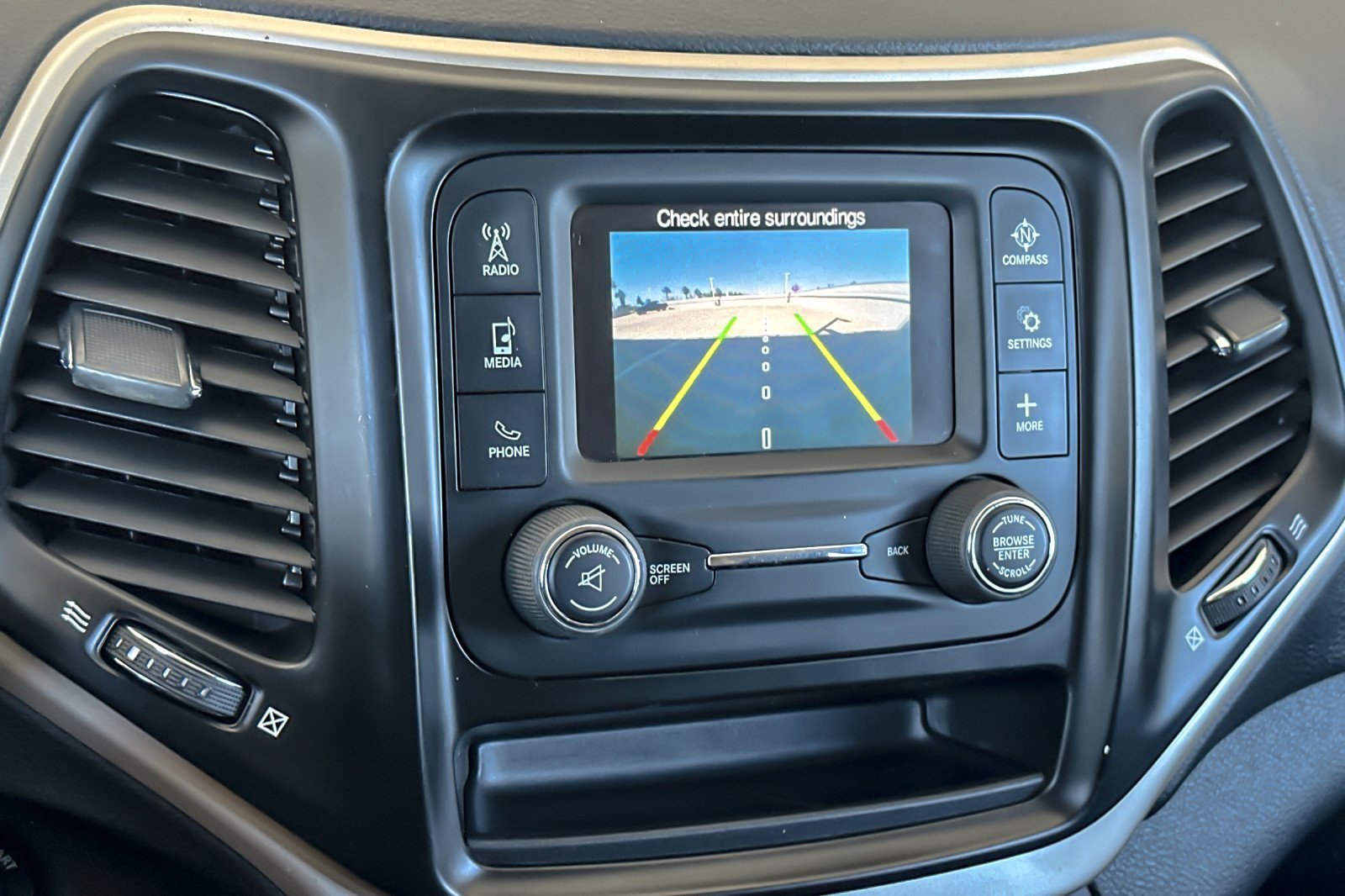 Used 2018 Jeep Cherokee Latitude w/ Altitude Package FWD image 18
