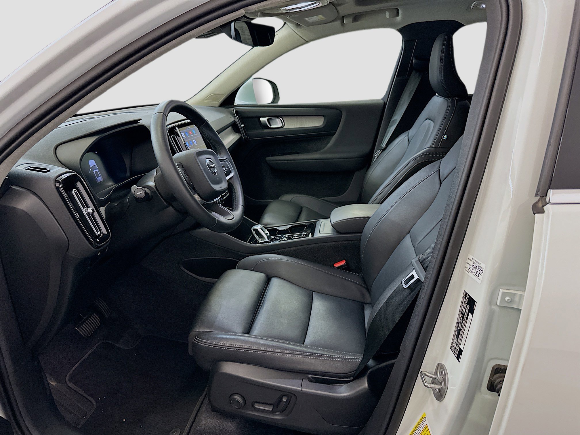 Used 2025 Volvo XC40 B5 Plus image 13