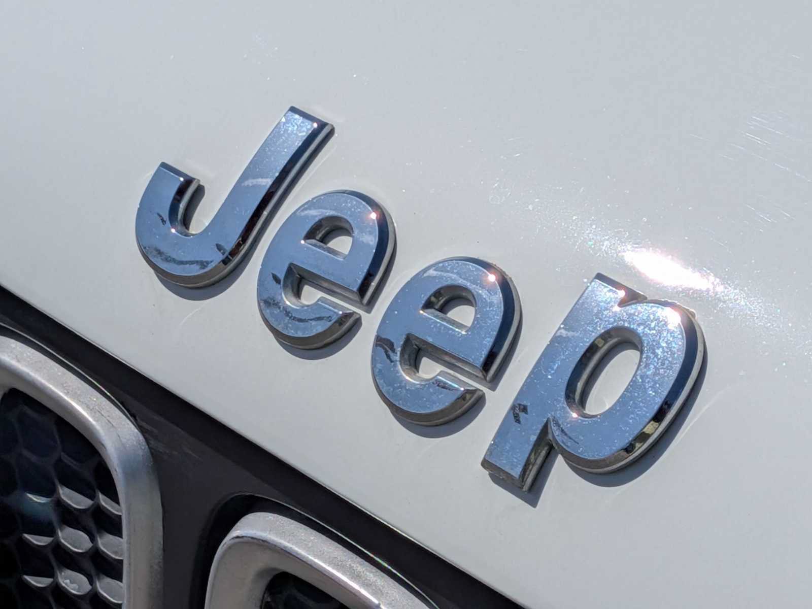 Used 2017 Jeep Renegade Latitude FWD image 12