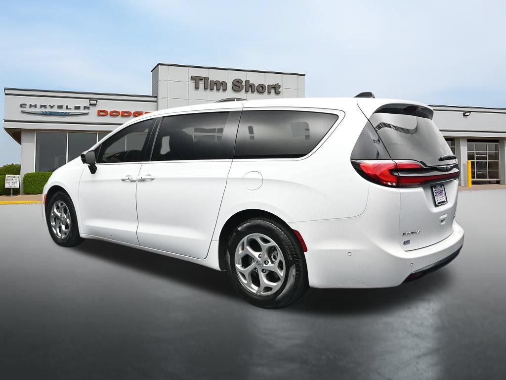 Used 2024 Chrysler Pacifica Limited w/ Uconnect Theater Family Group FWD image 3