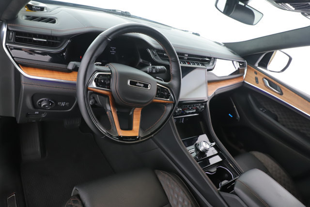 Used 2025 Jeep Grand Cherokee Summit AWD/4WD image 17